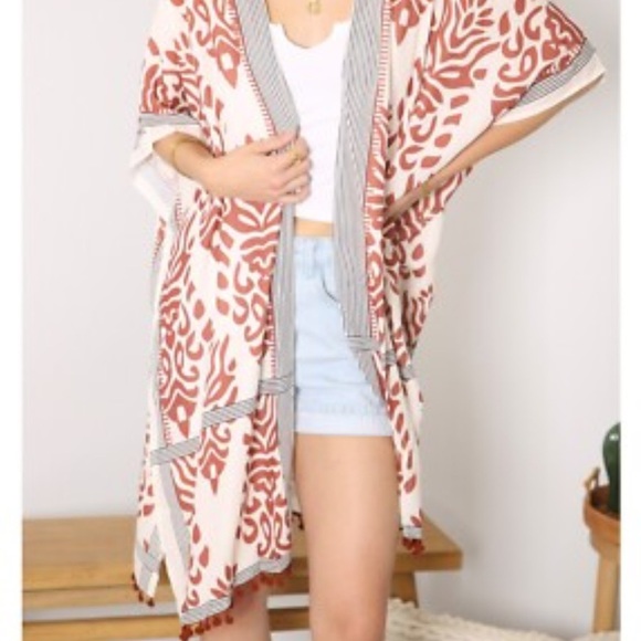 Red and White Patterned Kimono - Picture 2 of 4